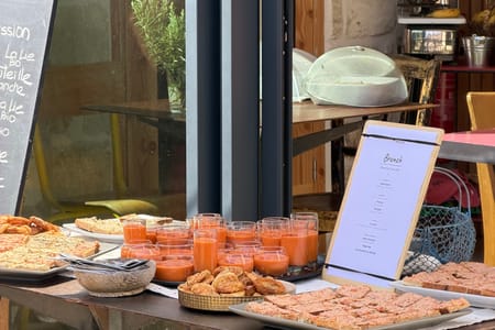Buffet de tartes salées, jus et pâtisseries au salon de thé