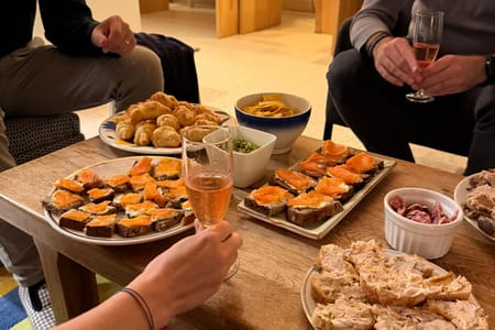 Apéro dînatoire : tartines, tapas et verre de rosé