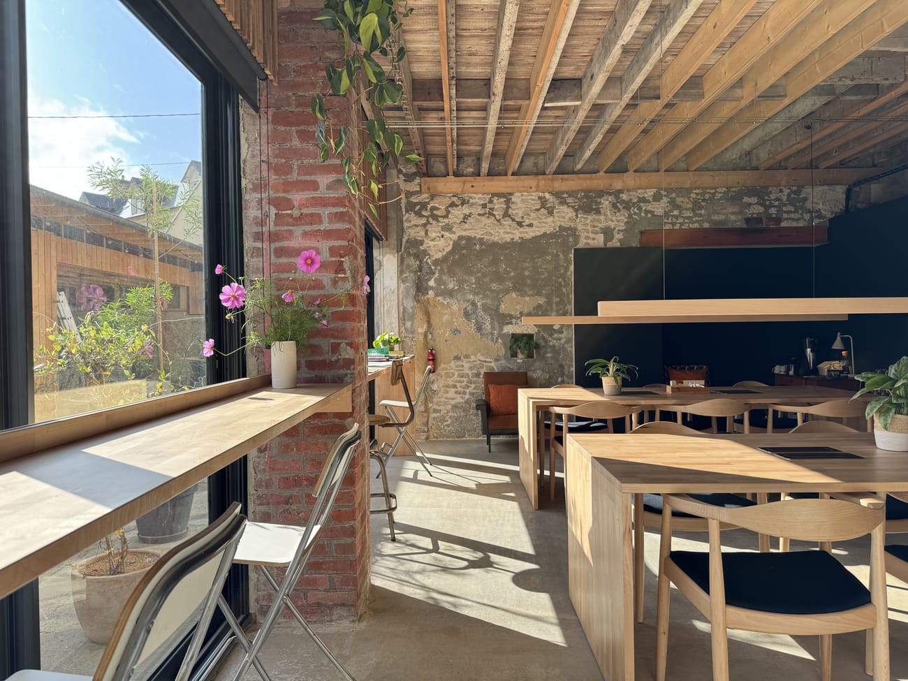 Le coworking des Briques, tables en bois et baies vitrées